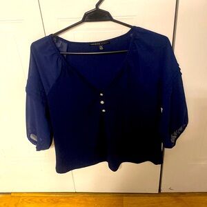 Blouse couleur marine avec 3 boutons argent